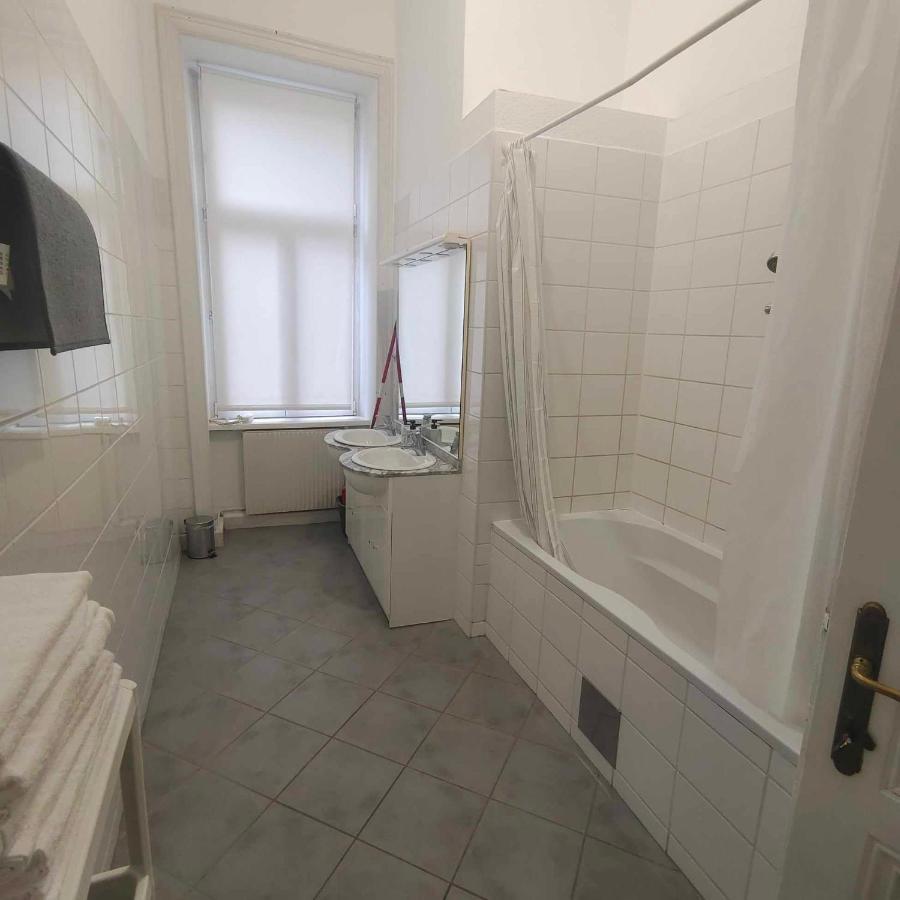 Large 4 Room Apartment In The Center Of ウィーン エクステリア 写真